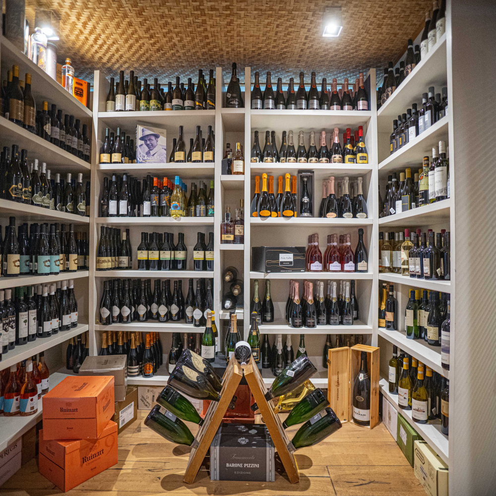 una vastissima scelta di vini e champagne etichette prestigiose presso ristorante il porto viareggio