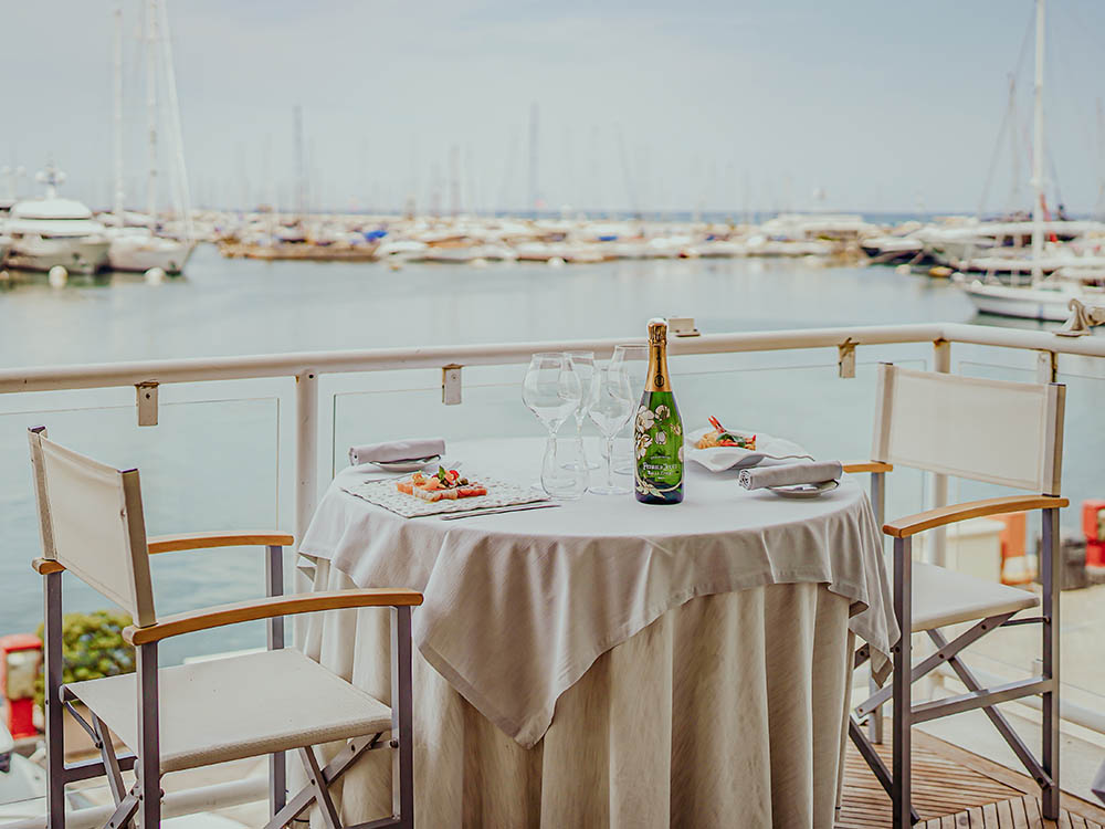 Tavolo con vista sul porto di Viareggio e sui meravigliosi yacht
